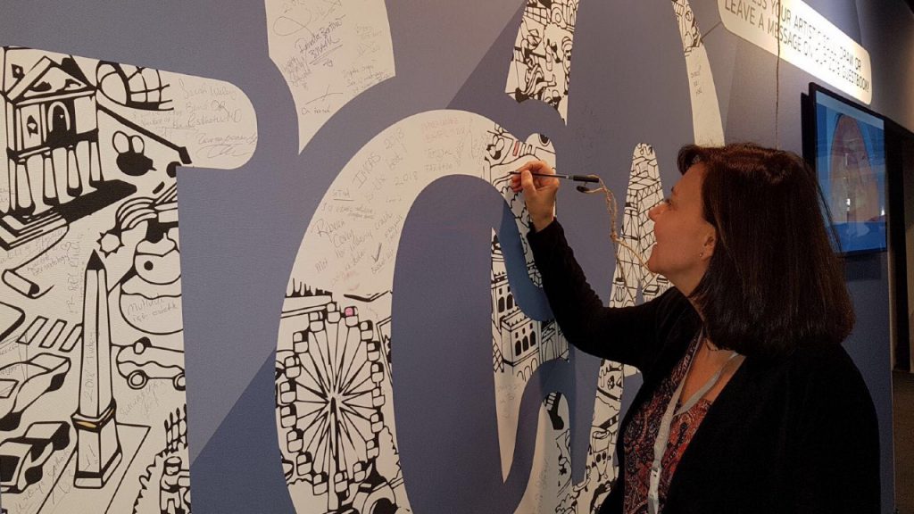 Firmando en el panel de despedida del Congreso - IMCAS Paris 2018