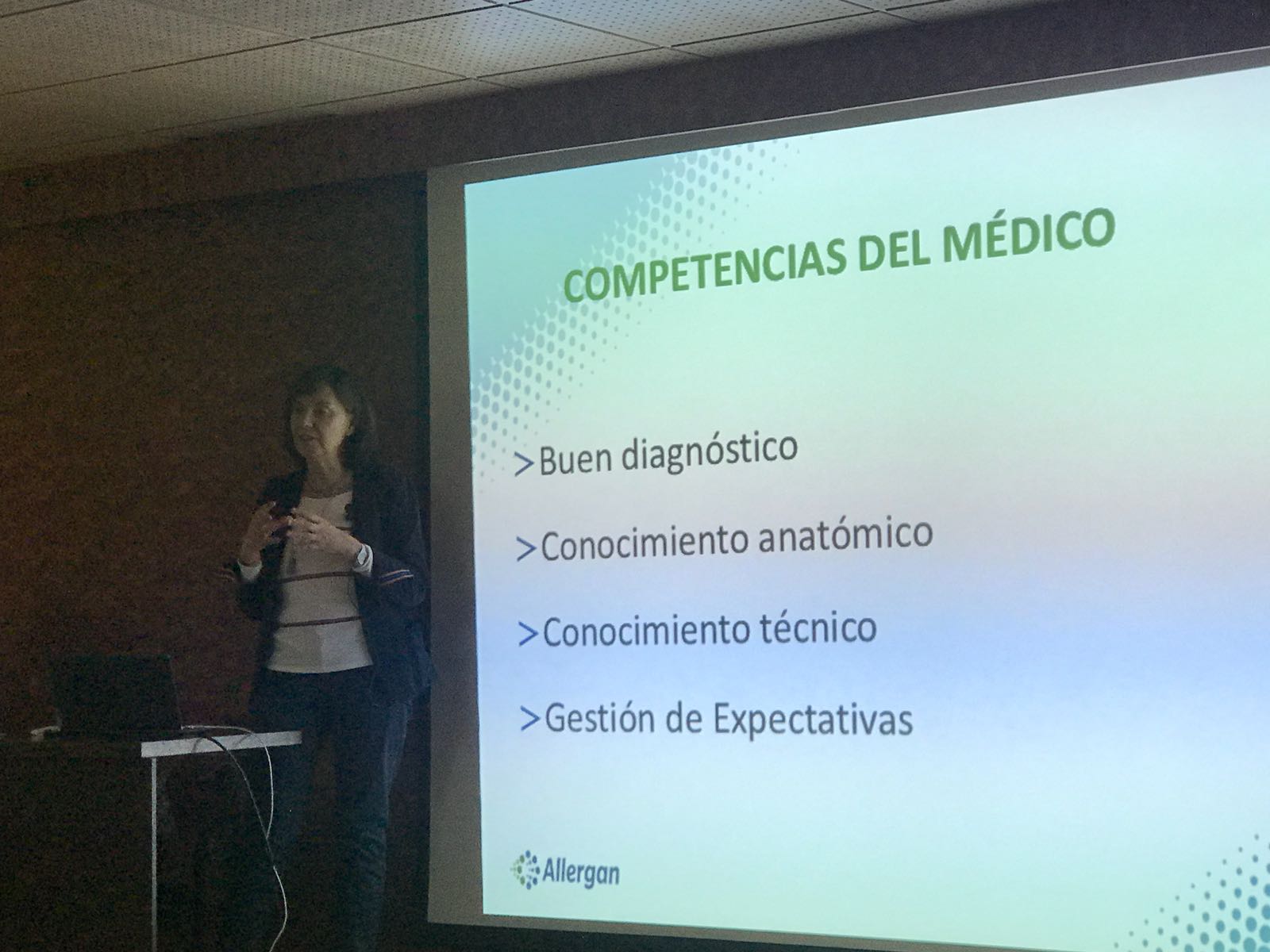 La Dra. Villanueva durante la presentación - Tenerife 2018